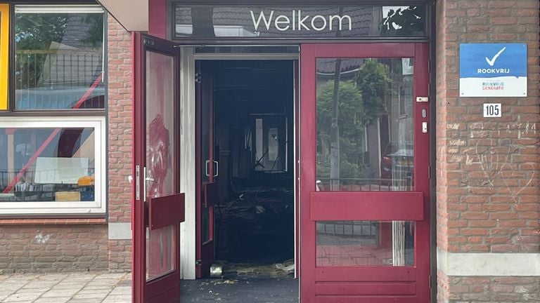 Door de voordeur is een spoor aan vernieling te zien (foto: Rene van Hoof).