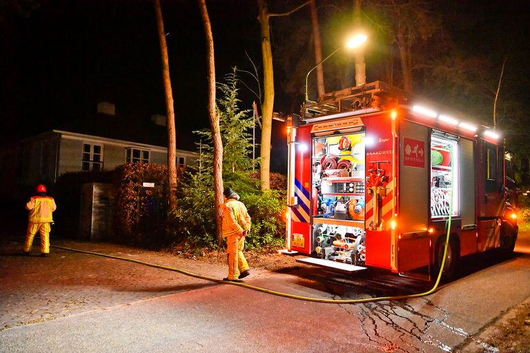 De brandweer bij de villa in Valkenswaard (foto: Rico Vogels/SQ Vision).