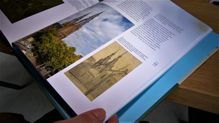 De in de atlas afgebeelde schets van de Sint Catharinakerk in Eindhoven. (foto: Raoul Cartens)