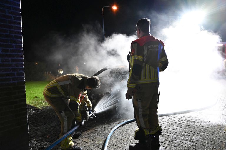 De brandweer bluste de auto in Etten-Leur, maar kon niet voorkomen dat die verloren ging (foto: Perry Roovers/SQ Vision).