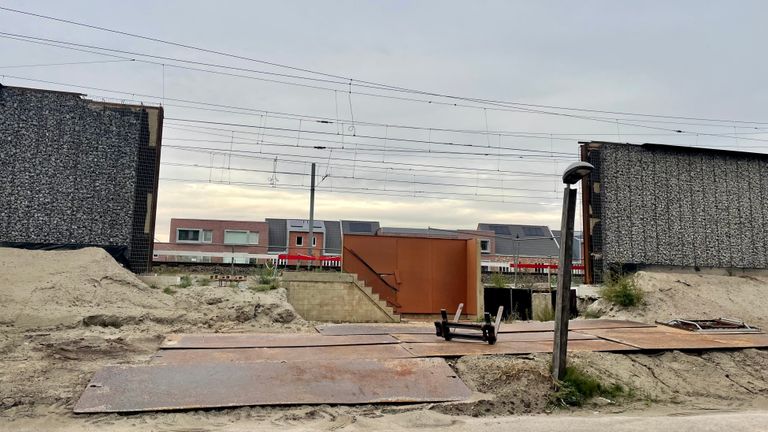 Door gebrek aan bouwmaterialen zit er gat in de geluidswal (foto: Raymond Merkx).