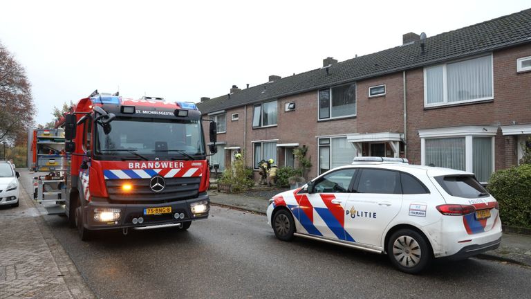 Het vuur woedde op de zolder van een huis aan de Laurierstraat in Sint-Michielsgestel (foto: Sander van Gils/SQ Vision).