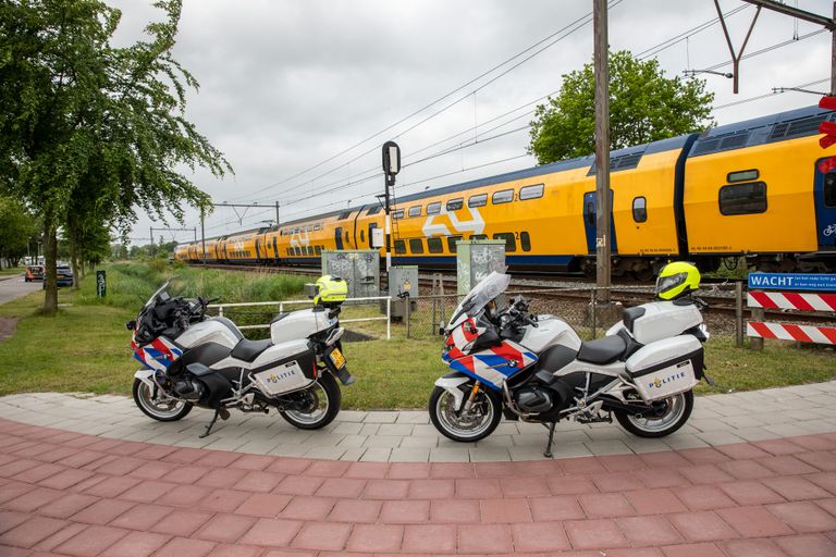 Vanwege de aanrijding werd de spoorwegovergang aan de Marconilaan in Bergen op Zoom afgesloten (foto: Christian Traets/SQ Vision).