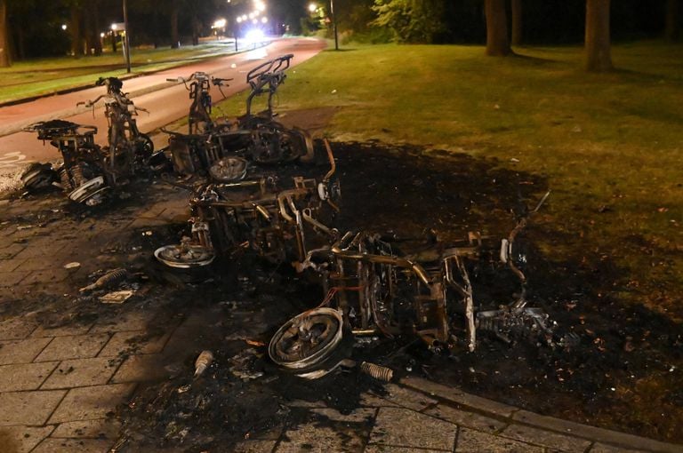Van de huurscooters bleven alleen smeulende resten achter (foto: Perry Roovers/Persbureau Heitink).