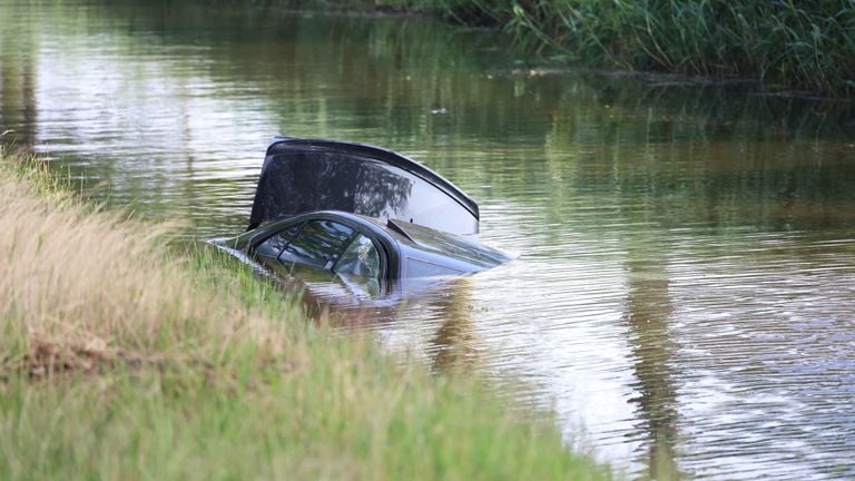 Wanneer de auto in het water belandde, is niet duidelijk (foto: Kevin Kanters/SQ Vision).