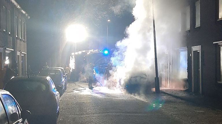 De autobrand aan de Frans de Basstraat in Tilburg werd vrijdagochtend vroeg ontdekt (foto: Roger Hellebrand).