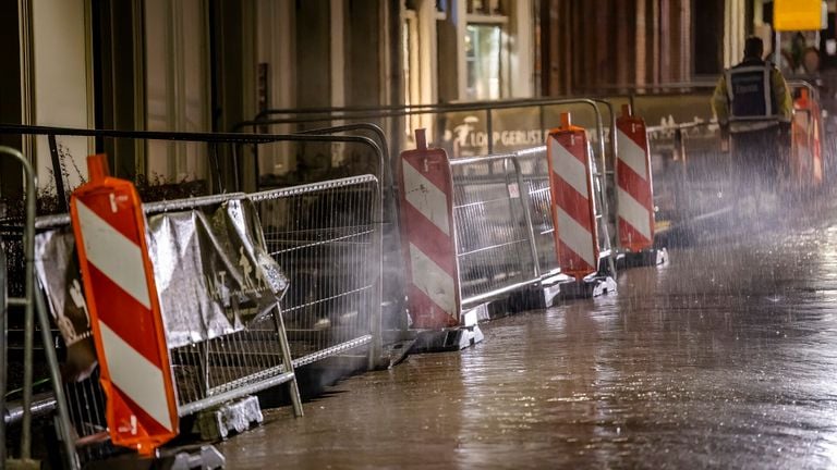 Het lek was zo groot dat uit de gasleiding een nevel van gas spoot (foto: Jack Brekelmans/SQ Vision).