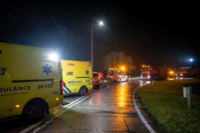 Vanwege het ernstige ongeluk op de toerit naar de A59 bij Waalwijk werden diverse hulpverleners opgeroepen (foto: Iwan van Dun/SQ Vision).
