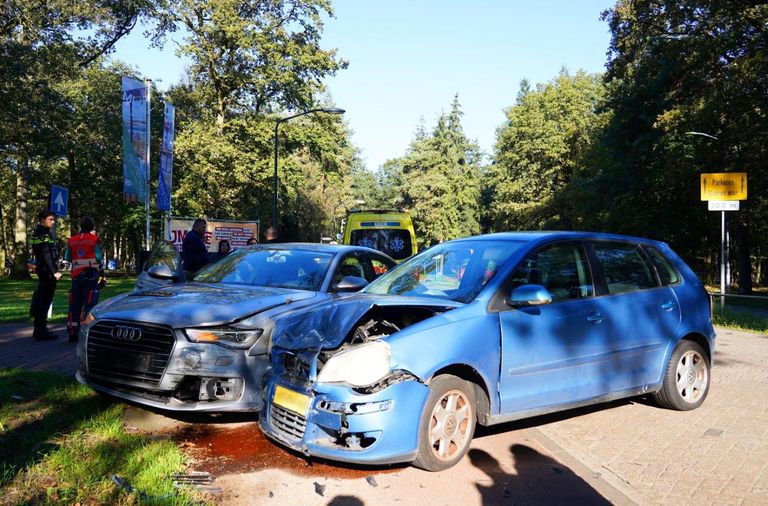 De auto's botsten in de Boslaan in Vught (foto: Bart Meesters).