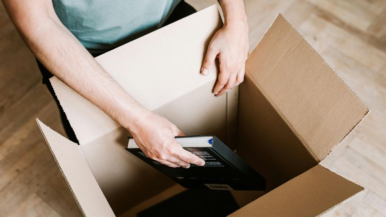 Voorkom uitstelgedrag, door je spullen te verplaatsen naar een schuurtje, garage of weer op zolder te leggen (foto: Kaboompics - Pexels)