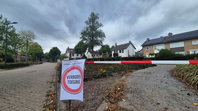 De buurt heeft zelf het speeltuintje afgezet vanwege het nest (foto: Collin Beijk).