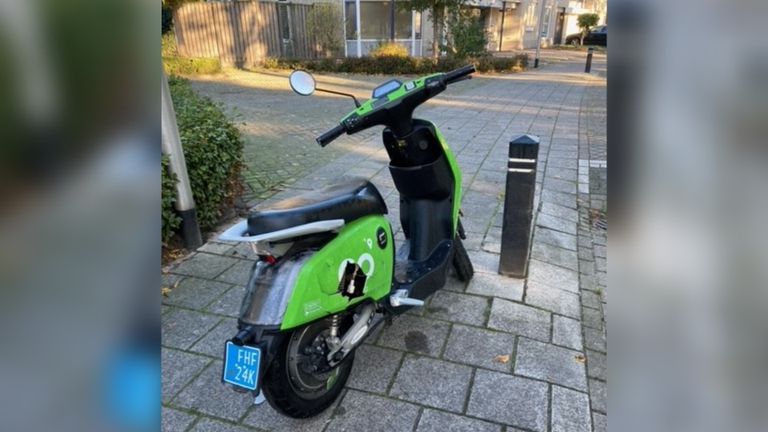 De vernielde scooter midden op de stoep (foto: Carin Willems).