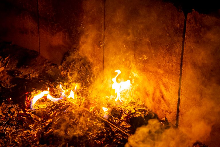 Bij de klimspin in Oss was wat papier en ander afval in brand gestoken (foto: Gabor Heeres/SQ Vision).