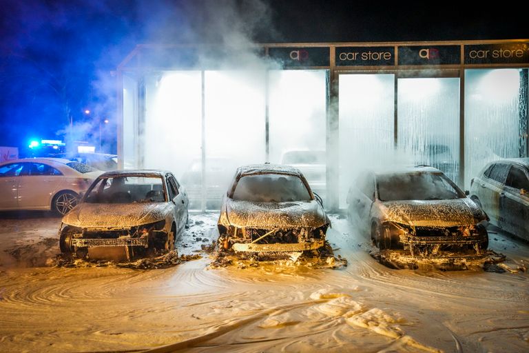 Meerdere auto's gingen in vlammen op (foto: SQ Vision).