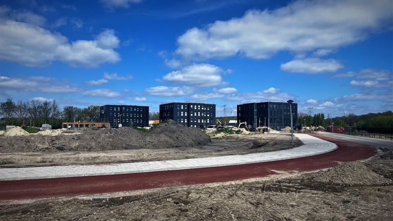 De drie woontorens voor Oekraïense vluchtelingen aan de zuidkant van het terrein. (foto: Raoul Cartens) 