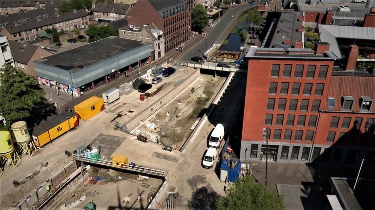 De bouwput tussen Baroniegarage en Waterstraat in Breda. (foto: Raoul Cartens)