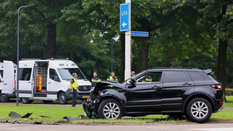 Politieonderzoek na de aanrijding op de kruising in Den Bosch (foto: Bart Meesters).