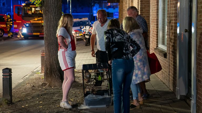 Ook diverse huisdieren werden in veiligheid gebracht (foto: Iwan van Dun/SQ Vision).