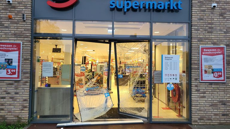 De pui van de Hoogvliet-supermarkt werd geramd (foto: Facebook Hoogvliet Den Bosch).