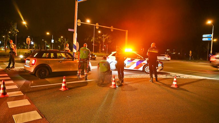 Fietser botst met auto in Veldhoven (Foto: Rico Vogels/SQ Vision)