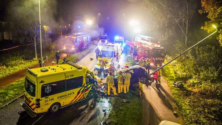 De botsing vond plaats in de Heeklaan in Helmond (foto: Harrie Grijseels/SQ Vision).