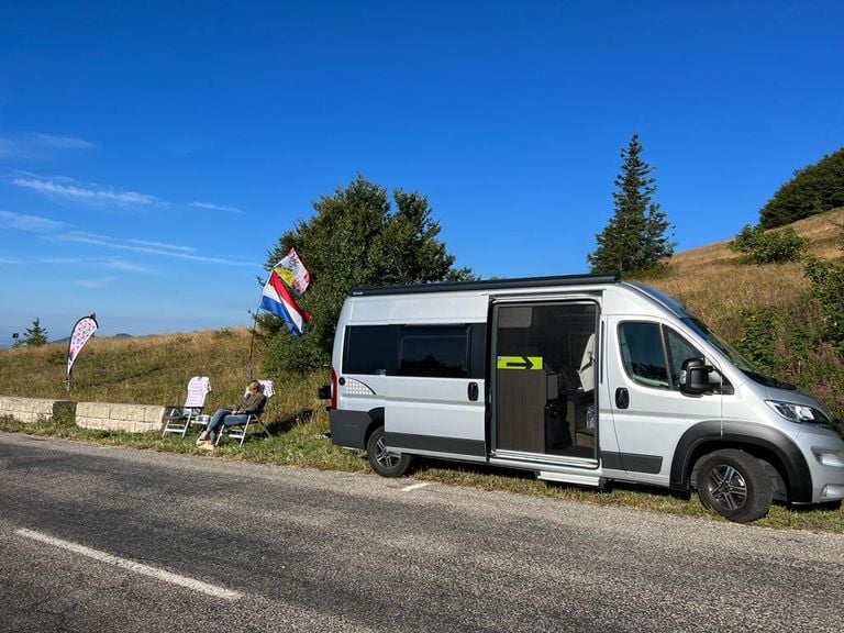 Ouders Femke Gerritse volgen hun dochter met hun camper (foto: Frank Gerritse).