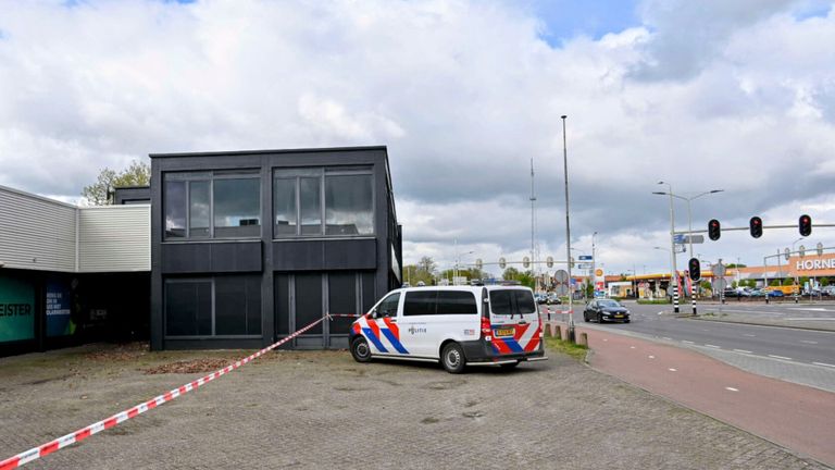 De politie spande een lint op de locatie van de brand (Tom van der Put/SQ Vision).