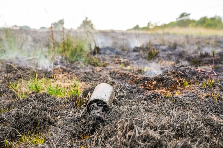 Een rookgranaat zorgde voor brand op de heide (foto: Dave Hendriks / Persbureau Heitink).