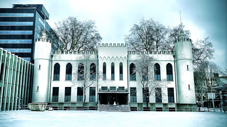 Een bijna onwerkelijke foto van het Tilburgse gemeentehuis (foto:Dennis van Amelsvoort)