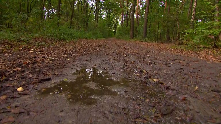 Het pad was bedolven onder een dikke laag zand (foto: archief).