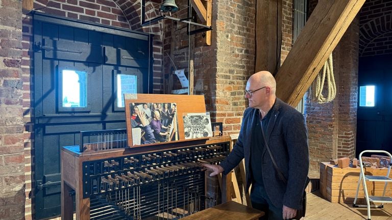 Joost laat zien hoe je muziek kunt maken op een klavier (foto: Megan Hanegraaf).