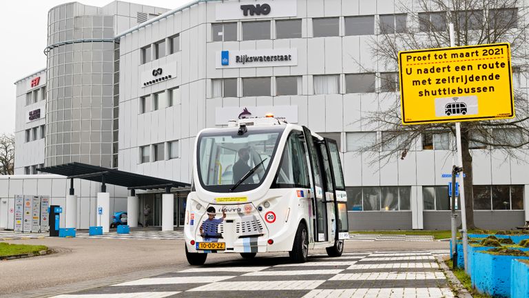 Langs de route van de zelfrijdende bus komen waarschuwingsborden (foto: Bart van Overbeeke Fotografie).