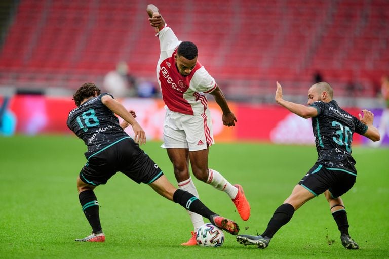 Nando Nostlinger en James Efmorfidis (RKC) in duel met Ryan Gravenberch (Ajax) (Foto: ANP)