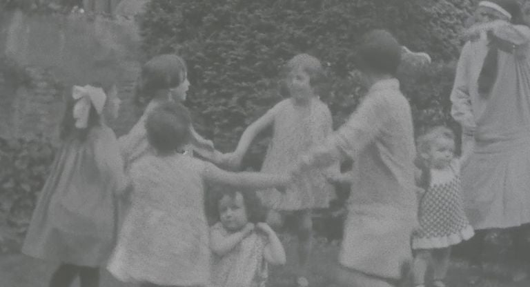 Mathieu legde vast hoe zijn kinderen speelden in de achtertuin van hun huis (foto: Brabantinbeelden.nl).