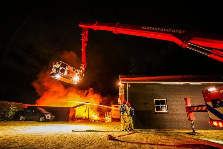 De brandweer bestreed het vuur aan de Oirschotsedijk in Wintelre (foto: Rico Vogels/SQ Vision).