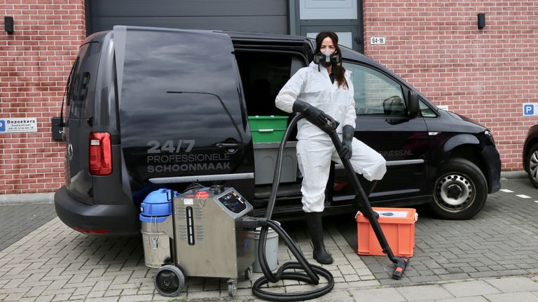 Peggy gaat met gespecialiseerd materiaal te werk (foto: Lobke Kapteijns).