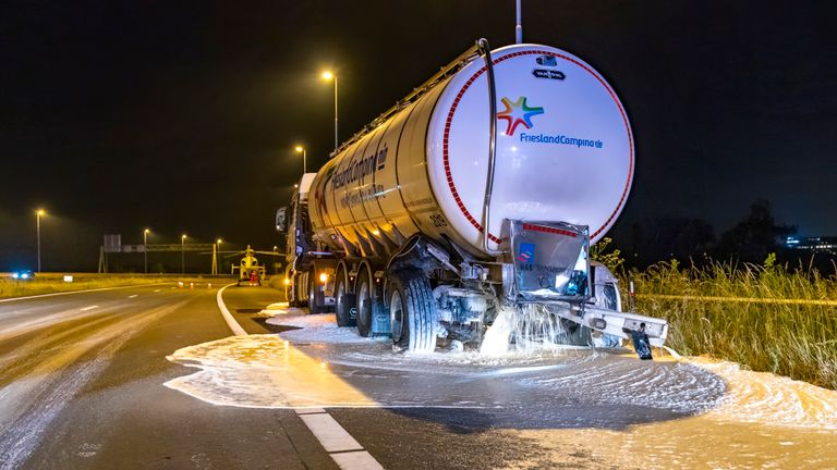 De vrachtwagen waar de bestuurder van de bestelbus op botste, vervoerde room (foto: Jurgen Versteeg/SQ Vision).