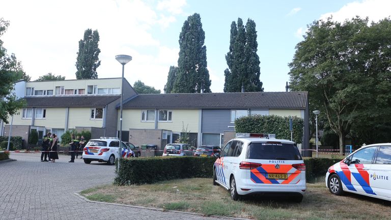 Meerdere politieauto's waren aan het begin van de zondagmiddag te zien op de Vierde Haren in Den Bosch (foto: Bart Meesters).