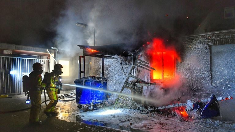 De brandweer aan het werk (foto: Rico Vogels/SQ Vision Mediaprodukties).