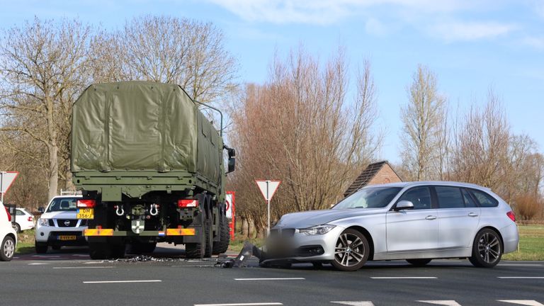 De auto raakte bij het ongeluk op de Schijndelsedijk bij Boxtel aanzienlijk beschadigd (foto: Sander van Gils/SQ Vision).