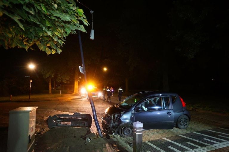 Toen de hulpverleners aankwamen bij de straat Klein Brabant in Vught was er niemand meer bij de auto aanwezig (foto: Bart Meesters). 