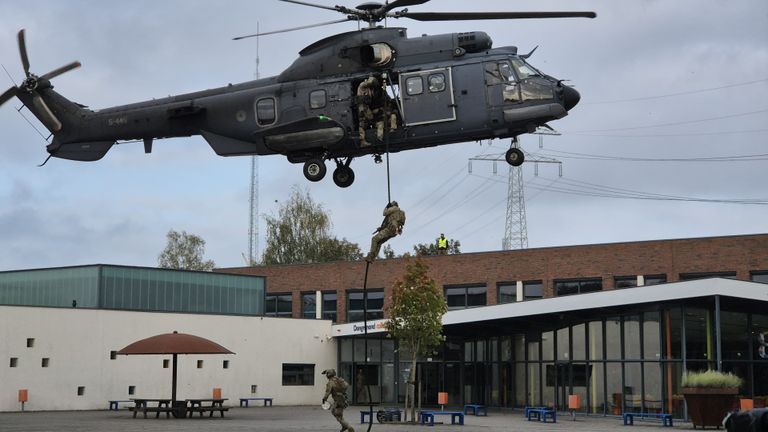 Via dikke touwen landen militairen op het schoolplein van het Dongemond College in Raamsdonksveer (foto: Niek de Bruijn).