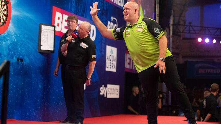 Michael van Gerwen miste in het begin  van de finale veel kansen op zijn dubbels (foto: Taylor Lanning/PDC).