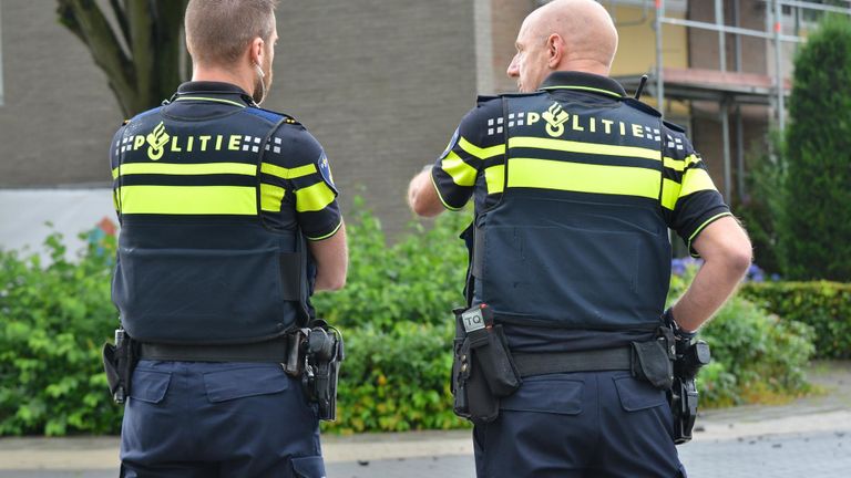 Agenten bij het huis aan de Harelbekestraat in Breda (foto: Perry Roovers/SQ Vison).