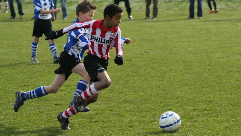 Cody Gakpo als jochie in actie (foto: NOS/PSV).