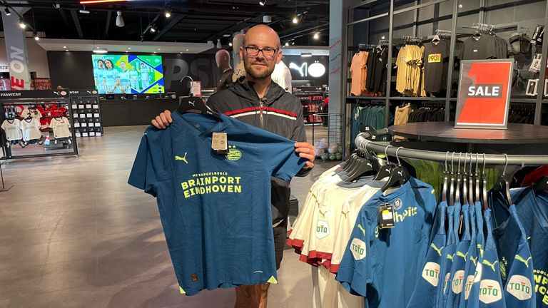 Toerist Jason wil een shirtje van de clubs waar hij voor een stadiontoer is (foto: Rogier van Son).