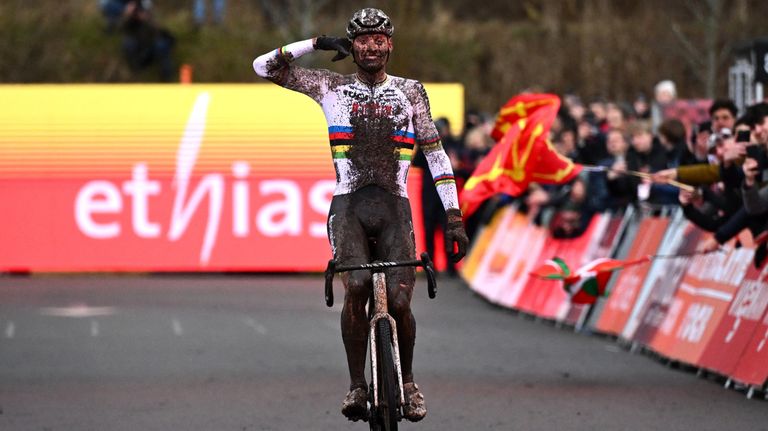 De totaal besmeurde Mathieu van der Poel wint superieur in Maasmechelen (foto: ANP).