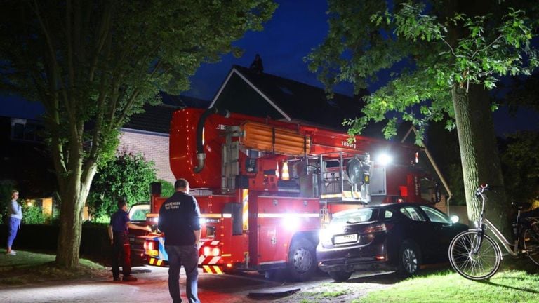 De brandweer moest eraan te pas komen om de vrouw van het dak te halen (foto: Bart Meesters).