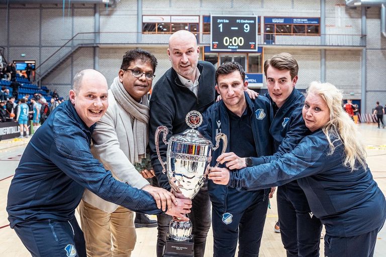 Jan Vogels recht achter de eerder dit seizoen gewonnen beker. (Foto: Luca Engelbracht)