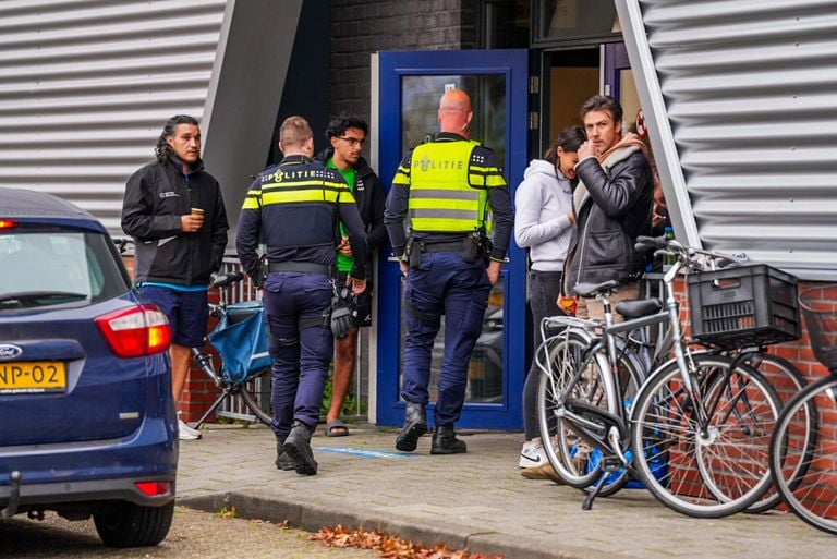 Het  Ir. Ottenbad in Eindhoven werd rond halftwaalf zondagochtend ontruimd (foto: Dave Hendriks/SQ Vision)